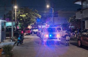 ¡POLICIAS INTIMIDAN A PERIODISTAS Y DAÑAN CÁMARAS DE VIGILANCIA!