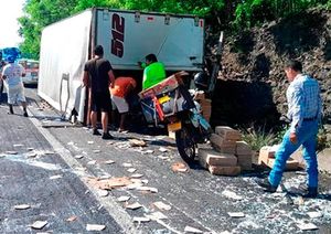 ¡RAPIÑA DE LECHITAS POR VOLCADURA EN PUENTE NACIONAL!