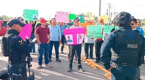 ¡BLOQUEAN AUTOPISTA Y EXIGEN LIBEREN A CUATRO POLICÍAS!