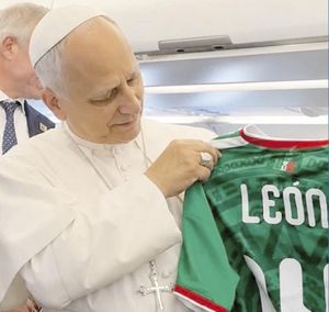 ¡PAPA LEÓN XIV POSA CON PLAYERA DE LA SELECCIÓN MEXICANA!