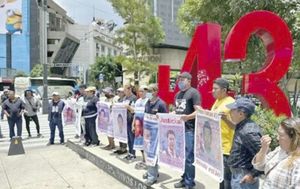 ¡RESPALDAN PADRES DE AYOTZINAPA PROTESTAS DE LA CNTE!