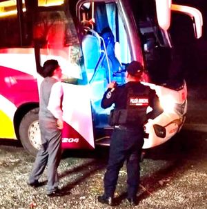 ¡PISTOLEROS ATRACAN A 25 PASAJEROS DE AUTOBÚS AU!