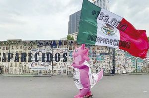 ¡PROTESTAN EN EL ÁNGEL; "LA PELOTA VUELVE A CASA, ¿NUESTROS DESAPARECIDOS CUÁNDO?"!