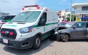 ¡CHOCAN AMBULANCIA DEL IMSS Y AUTOMÓVIL JAPONÉS!