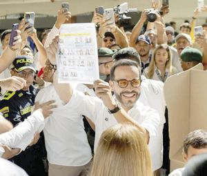 ¡DE LA ESPRIELLA CANDIDATO DE LA DERECHA DE COLOMBIA TIENE DOBLE NACIONALIDAD!