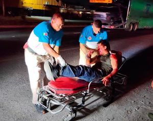 ¡DOS BORRACHINES HERIDOS AL DERRAPAR EN LA MOTOCICLETA!