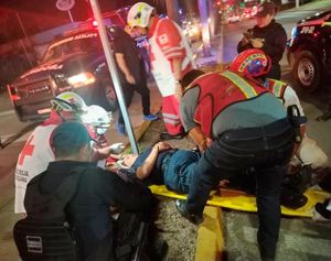 ¡MUJER POLICÍA CAE DE PATRULLA Y SUFRE FRACTURA DE CRÁNEO!