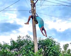 ¡OBRERO SE ELECTROCUTA Y QUEDA COLGADO DEL POSTE!