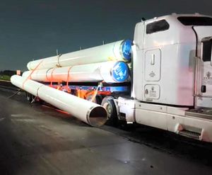 ¡SE DESPRENDIERON TUBOS DE ACERO A TRÁILER EN LA AUTOPISTAL!