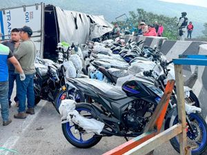 ¡VOLCÓ DE TRÁILER CON MOTOCICLETAS EN LA AUTOPISTA DE MALTRATA!