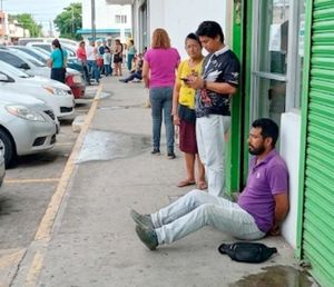 ¡AMARRAN A DELINCUENTE QUE INTENTÓ AGREDIR A EMPLEADA DE TIENDA 3B!