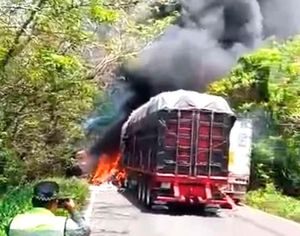 ¡CHOCAN Y SE INCENDIAN TRES TRÁILERS EN ACTOPAN!