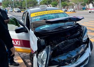¡CONDUCTOR DE PROTECCIÓN CIVIL CHOCA CON TAXI Y HUYÓ!