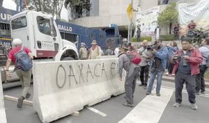 ¡FRENAN POLICÍAS AVANCE DE CNTE HACIA ESTADIO CDMX!