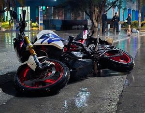 ¡MOTOCICLISTAS DERRAPAN EN LA CURVA DEL ACUARIO!