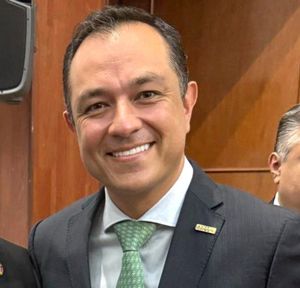 ¡RENUNCIA AMÉRICO! - HUELE A MC