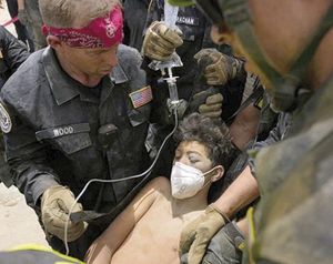 ¡RESCATAN A PADRE E HIJO ENTRE MONTAÑAS DE ESCOMBROS!