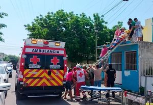 ¡ALBAÑIL TROPIEZA Y CAE DEL TECHO DE CASA EN EL COYOL!