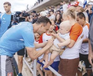 ¡ARROPAN A LOS CHECOS EN SU LLEGADA A TEXAS!