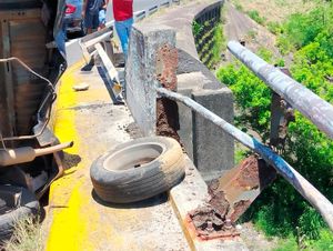 ¡CAMIONETA VOLCÓ Y CASI CAE 10 METROS DE ALTURA!