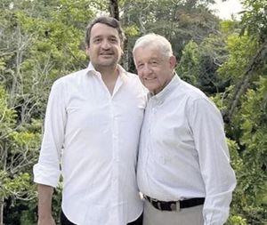 ¡EL HIJO DE AMLO SE PROMUEVE CON FOTO FAMILIAR!