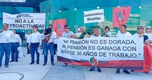 ¡PROTESTAN JUBILADOS DE PEMEX Y CFE! - FRENTE AL WTC