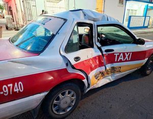 ¡MOTOCICLISTA SE PEGA TRANCAZO CONTRA TAXI!