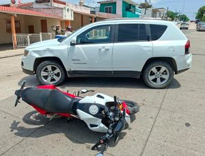 ¡BIKER SE ESTRELLÓ CON CAMIONETA EN BOCA DEL RÍO!