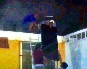 ¡VECINOS CORRETEAN A LADRONES DE CASAS EN LA FLORIDA!