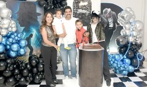 ADRIÁN CELEBRA 6 AÑOS COMO EL “REY DEL POP”