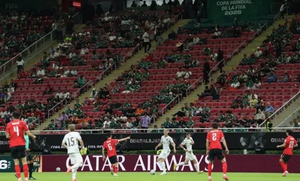 ¡DICE FIFA: ESTABAN DE PIE, EN LUGAR DE SU ASIENTO!