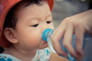 ¡QUE LOS NIÑOS TOMEN SUERO ORAL!