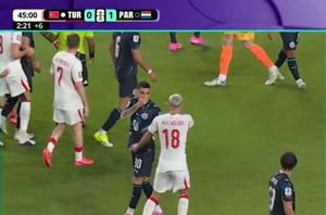 ¡PARAGUAYO MIGUEL ALMIRÓN, PRIMER EXPULSADO POR TAPARSE LA BOCA!