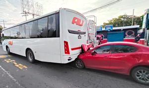 ¡AUTO LE PEGA POR ATRÁS A CAMIÓN AU!