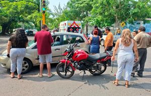 ¡HERIDO AL IMPACTAR SU “CABALLO DE ACERO” CONTRA AUTOMÓVIL!