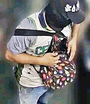 ¡BUSCAN ASALTANTE ENCAPUCHADO Y CON PISTOLÓN!