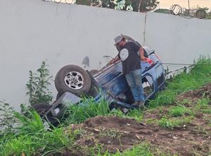 ¡CAMIONETA VOLCÓ RUMBO AL AEROPUERTO!