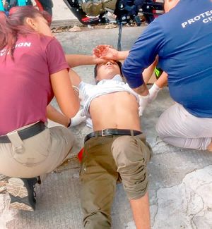 ¡MOTOCICLISTA DERRAPA Y SE ABRE UNA ALCANCÍA EN LA CABEZA!