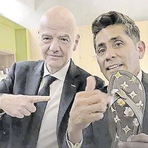 ¡REGALÓ INFANTINO SANDALIAS DE LUJO A JORGE CAMPOS!