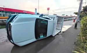 ¡VOLCARON EN EL PUENTE BICENTENARIO!