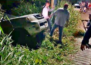 ¡CAMIONETA VOLCÓ Y ATERRIZÓ EN ZANJA!