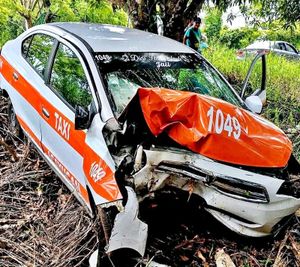 ¡ESTRELLÓ SU TAXI CONTRA ÁRBOL!