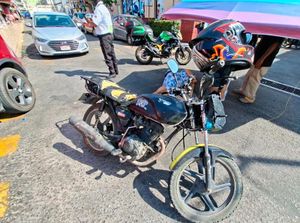 ¡PAREJA EN MOTO SE LA PARTEN CONTRA TAXI!