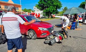 ¡SE ACCIDENTA PAREJA DE MOTOCICLISTAS EN LA FORMANDO HOGAR!