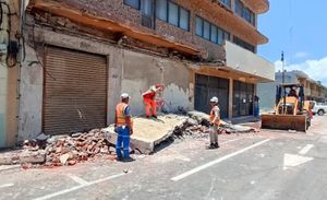 ¡SE LE CAE EL BALCÓN! - PURAS PÉRDIDAS