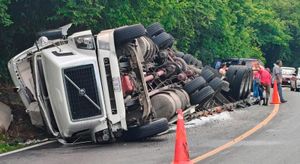 ¡VOLCÓ TRÁILER CARGADO CON FERTILIZANTE EN POZA RICA!