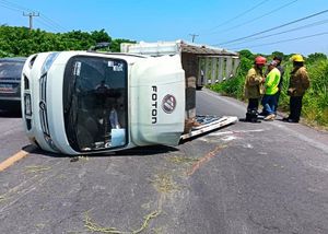 ¡VUELCA VEHÍCULO DE CARGA Y LE PEGÓ A CAMIONETA!