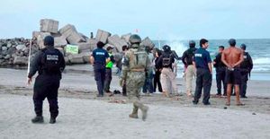 ¡RESCATAN A DOS MENORES ARRASTRADOS POR LA CORRIENTE EN PLAYA “LA BAMBA”!