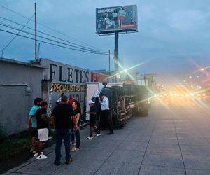 ¡VEHÍCULO DE CARGA VOLCÓ FRENTE A PLAZA BRISAS!
