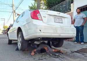 ¡CAFRE EMBISTIÓ A “JINETE A ACERO” Y LO DEJÓ DEBAJO DE AUTO ESTACIONADO!